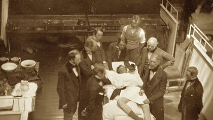 Recreación de la primera demostración pública de anestesia general por William T. G. Morton el 16 de octubre de 1846 en el Hospital General de Massachusetts, Boston. Los cirujanos John Collins Warren y Henry Jacob Bigelow están incluidos en este daguerrotipo de Southworth & Hawes