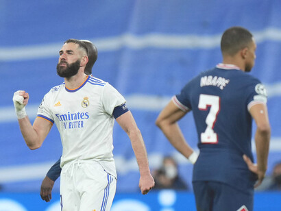 Karim Benzema celebra el gol en la victoria contra el PSG en una remontada épica durante los octavos de final de la UEFA Champions League 2022