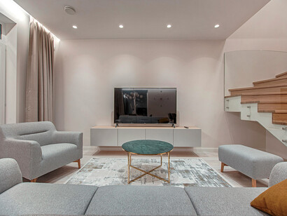 Living amplio con televisión para varias personas. Las plataformas de streaming ayudaron al crecimiento del k-drama