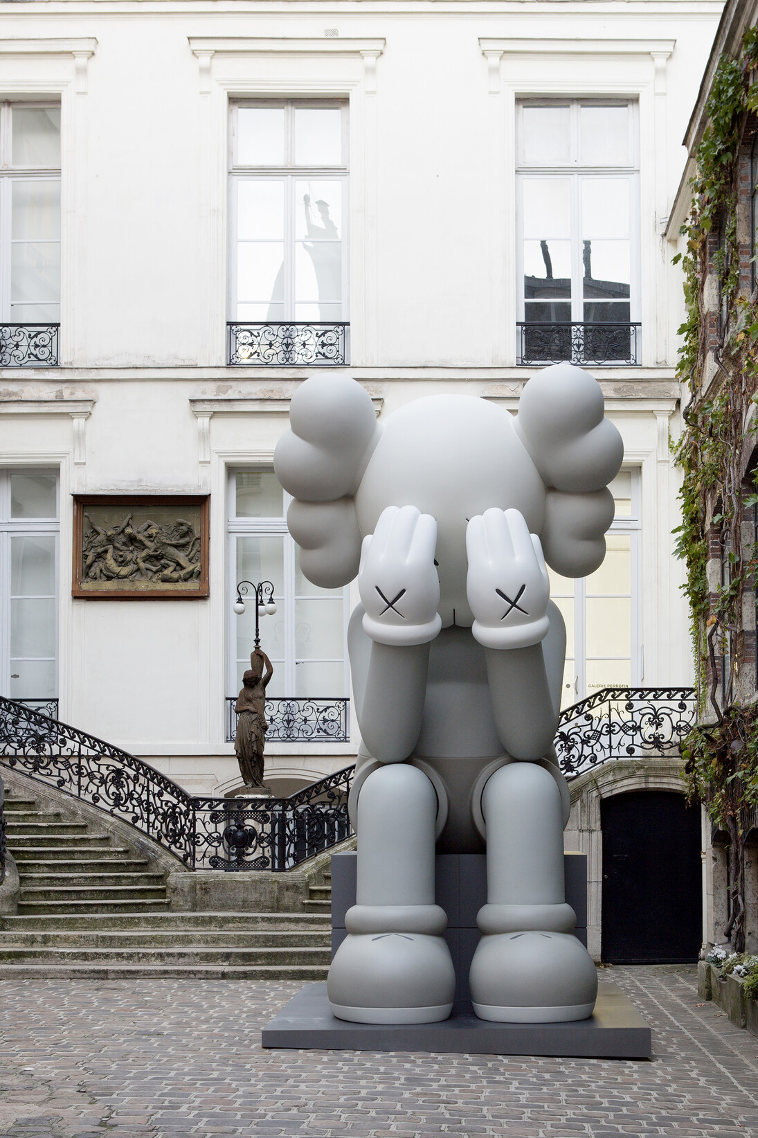 KAWS, COMPANION (PASSING THROUGH) (2010), Fibreglass, metal structure, paint, H487.68cm W288.3cm, courtesy the artist and YSP