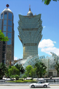 Avveniristica struttura dorata a forma di loto del Gran Casino Lisboa, la più grande casa da gioco del mondo