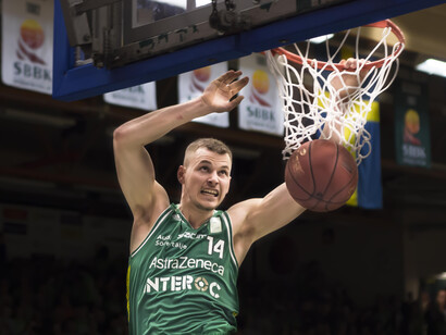 Aaron Anderson slams two points. Photo by David Nilsson Hamne