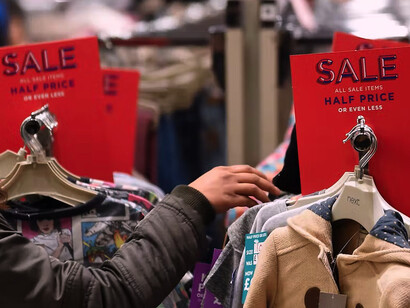 Carteles de rebajas en una tienda de ropa