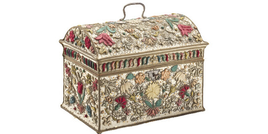 Hochzeits-Kästchen mit Geheimfach und Accessoires, unbekannt 1619 Niederlande Stickerei auf Seidensatin; Silber, vergoldet; Papier, Holz 23,5 x 27,5 x 19,5 cm