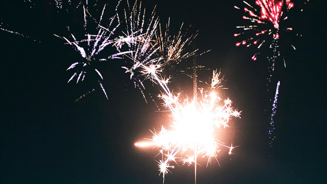 Introspection. Assis au bord de nos fenêtres, nous regardons le froid de l'hiver s’installer à chaque coin de rue, son effet est visible, tangible et nous emmène très loin des souvenirs insouciants de l’été