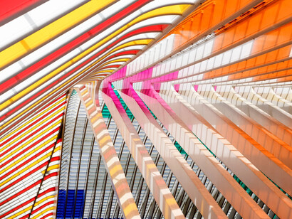Daniel Buren, Comme tombées du ciel, les couleurs in situ et en mouvement, Liège-Guillemins railway station, Liège, Belgium, Uhoda Group. Artistic coordination Joël Benzakin, photography © J-L Deru. Courtesy of designboom