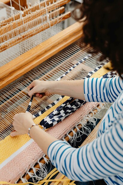 Tecelagem artesanal. Nas últimas décadas, contudo, tem-se observado um movimento de retorno às origens. *Designers* renomados e marcas emergentes começaram a valorizar a singularidade e a qualidade dos tecidos artesanais. Este renascimento é impulsionado por uma combinação de fatores, incluindo a busca por sustentabilidade, a valorização do trabalho manual, o desejo de autenticidade e a crescente demanda por moda consciente

 