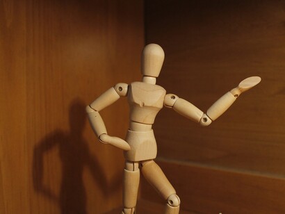 El protagonista de «El hombre de las marionetas» es Jakob, un ser enigmático, solitario y muy peculiar