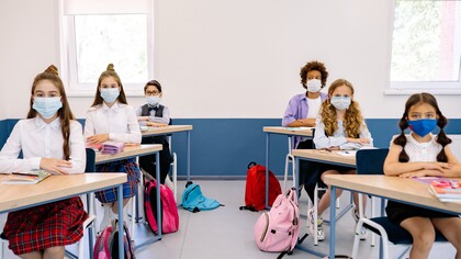 Estudantes usando máscaras faciais na sala de aula