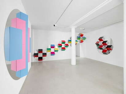 Daniel Buren, Du cercle aux carrés, hauts-reliefs situés et in situ, vue d'exposition. Avec l’aimable autorisation de la galerie Mennour