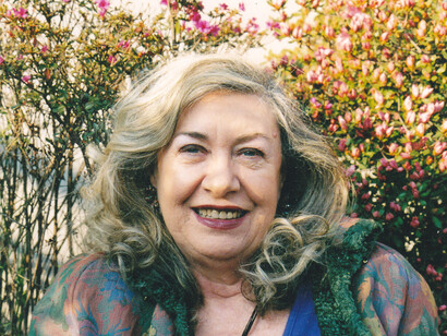 Un bel primo piano di Donatella Bisutti