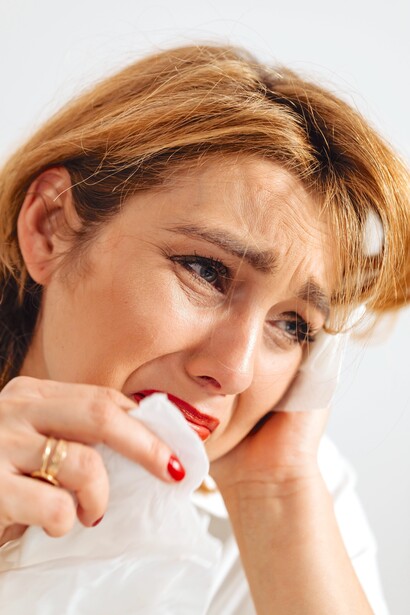 Mulher triste pensando em traição