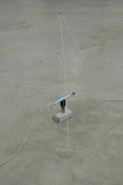 Nina Canell, Hidden Resistance, 2011, Krypton, metal, magnet, iron filings, foam, cable, 1000 V, Private collection, Germany