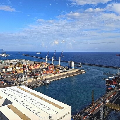 Nel corso della sua vita, Montale, affrontò temi come il male di vivere, la solitudine e la ricerca di un significato nascosto. Panorama della città di Genova, Italia