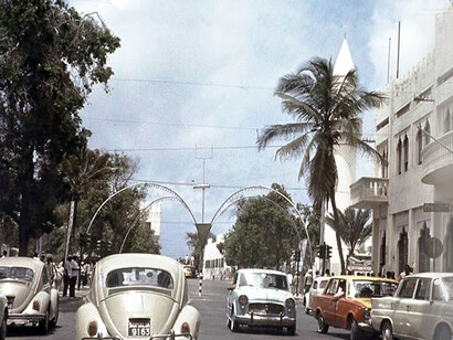 Sulla destra il mitico Caffè Nazionale nel centro di Mogadiscio