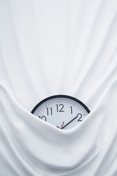 El procrastinador juega con el tiempo, dejando que el mañana siga siendo una promesa sin fecha definida