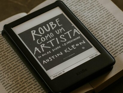 Um outro aspecto importante sobre a leitura, é que ela contribui para a formação intelectual do ser humano. No Brasil, existe um fenômeno grave de analfabetismo funcional, que é, em linhas gerais, a dificuldade de entender o que se lê, o sentido e a sua aplicação prática. Segundo a pesquisa do INAF 2024 (p. 10), cerca de 40 milhões de jovens e adultos (29%) são considerados analfabetos funcionais