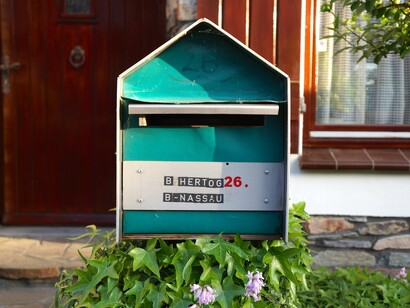 Baerle-Nassau, Paesi Bassi. Per non far mancare nulla al surreale, va aggiunto, che poiché il Belgio è un Paese bilingue, i nomi dello stesso villaggio sono due; quello fiammingo e quello che peraltro si trova all’entrata e all’uscita del villaggio è Baarle-Hertog