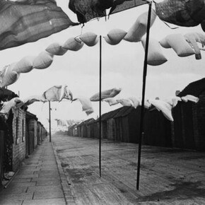 Humphrey Spender, Ashington – Washing in road between terraced housing, 1937/38, © Bolton Council, from the Collection of Bolton Library
and Museum Services, Courtesy of the Mass Observation Archive