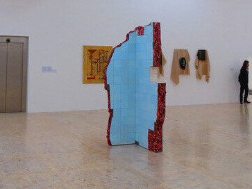 Conheça a história e as influências da artista Adriana Varejão cuja obra é marcada por referências ao barroco e à azulejaria portuguesa Vista da exposição Outros Corpos Atrás de Adriana Varejão no Museu Rufino Tamayo. A exposição é composta por uma retrospectiva da obra do artista em duas séries: Ruinas de carne seca e Polvo