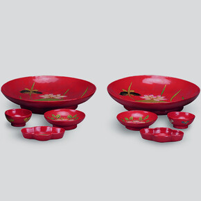 Set of painted tableware, Qing dynasty (1644–1911). Courtesy of the Moscow Kremlin Museum