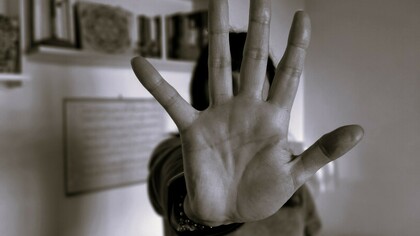 Violenza psicologica e la forza di reagire. Sono dovuta andarmene lontano, bloccarlo sui social e mettere chilometri di distanza tra di noi. Ogni tanto i fantasmi ricompaiono. Oggi li saluto, non li temo più ormai, l'angoscia riappare di tanto in tanto, ma mi guardo allo specchio e ripeto la mia litania «non sei pazza, non sei pazza, non sei pazza…»