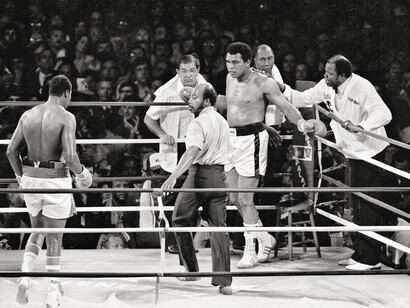 Chirs Smith, Ali (right) and Holmes, Caesars Palace, Las Vegas, Nevada, 2 october 1980. Courtesy of Alon Zakaim Fine Art Gallery. Photo by Chris Smith/Popperfoto via Getty Images