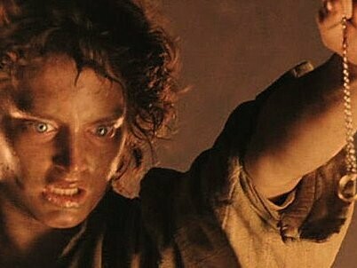 Por ter participado da Batalha de Somme, um dos conflitos mais mortíferos da história, durante a Primeira Guerra Mundial, Tolkien teve marcas profundas em sua vida. Não precisamos mencionar o horror da guerra, mas o companheirismo e o contraste entre o que se é perdido e a constante esperança que é necessária manter para que haja força para seguir, seriam temas constantes em seus livros posteriormente