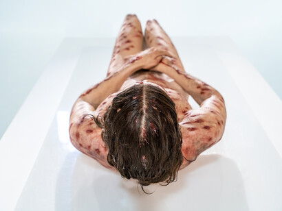 El hombre misterioso en la catedral de Salamanca, España