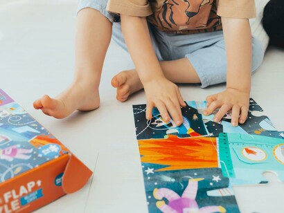 Crianças brincam com puzzle