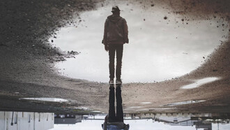 Había llegado justo cuando almorzábamos, extrañamente seco, a pesar de la lluvia que desde muy temprano caía