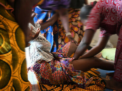 Mutilazioni genitali femminili. Le mutilazioni genitali femminili (MGF) e in particolare l’infibulazione sono azioni cruente che ancora oggi in diversi Paesi vengono collocate tra le tradizioni che segnano il passaggio dall’infanzia all’età adulta; un rito attraverso il quale si diventa “donna”