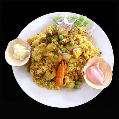 Plato de arroz con mariscos. Frente a la paradoja que enfrenta el país, se requiere un enfoque integral y sostenible que aborde las causas profundas de la inseguridad alimentaria en Perú