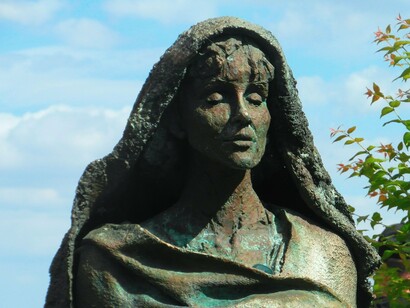 Estátua da Santa localizada na Abadia Beneditina de Santa Hildegarda em Eibingen, Alemanha. Hildegarda frequentemente sentia uma mistura de medo e admiração diante das suas visões reconhecendo a presença poderosa e avassaladora do divino