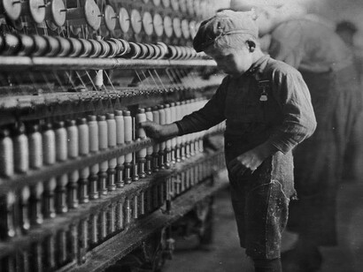 Niño trabajando en una fábrica