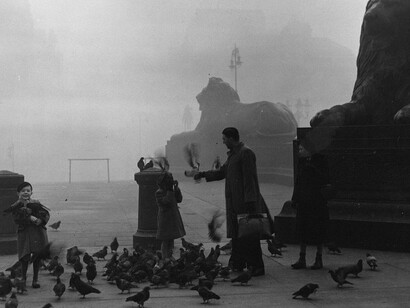 5 de diciembre de 1952: a una familia inglesa no parece preocuparle la Gran Niebla, un fenómeno que acabaría con la vida de 4.000 personas 