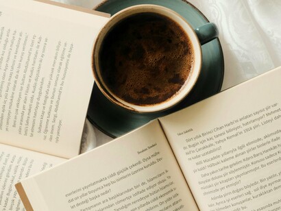 Momento de leitura. Grande parte das palavras provêm de outras, sejam elas da mesma língua ou de outras, os chamados empréstimos vocabulares. Há algumas pessoas puristas que condenam que se tome emprestado palavras de outras línguas, dizendo que isso conspurca (como essas pessoas gostam desse verbo, fiz questão de usá-lo)