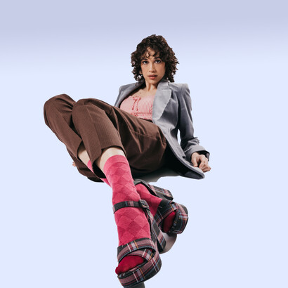 La modella indossa un paio di sandali con tacco alto firmati Stringart