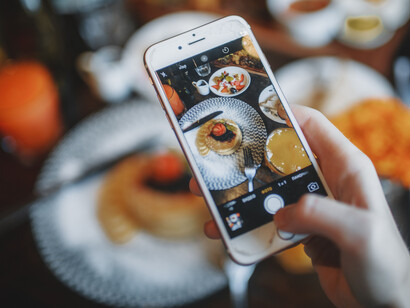 Fotos de comida, fotos em lugares cheios, foto pela foto são práticas cotidianas na vida dos jovens que participam das redes