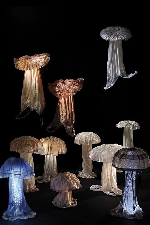 Meduse. Sottovesti e vetroresina. Collezione privata.