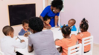 A relação afectiva educador–criança é reconhecida como um elemento essencial do processo educativo, pois cria condições emocionais favoráveis à aprendizagem e ao desenvolvimento da autonomia. A criança que se sente acolhida, respeitada e valorizada tende a demonstrar maior confiança em si mesma, iniciativa para explorar o meio e capacidade de tomar decisões adequadas à sua idade