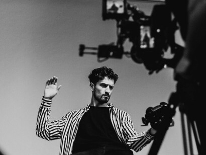 Bastidores de editorial de moda. Na Elle, eu sempre cuido da parte de produção. Normalmente, temos um tema para o editorial, como anos 2000, e um mood board com referências. Escolho as marcas que têm a ver com o editorial, sempre usando um pouco do meu gosto. Óbvio que pego coisas que, às vezes, não gostaria, mas que funcionam para aquele editorial


