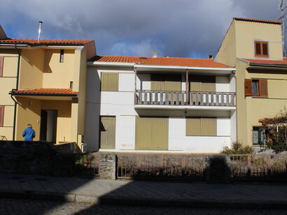 Entrada de uma das habitações do Bairro do Toural