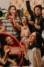 Looks de fim de ano. Para a virada, os tons metálicos podem ser uma boa pedida principalmente se vai a uma festa aproveita para misturar e abusar nas combinações