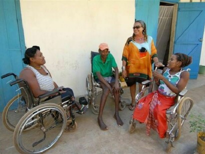 Manina avec un groupe de personnes à mobilité réduite