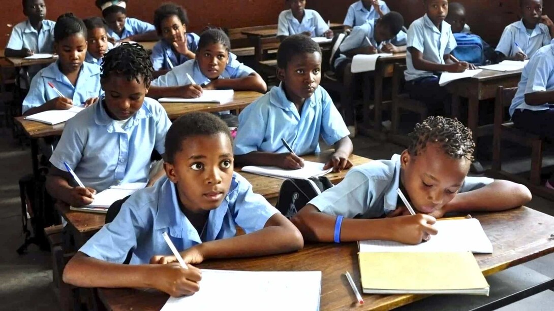 Alunos de Ensino Fundamental em sala de aula em Moçambique