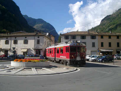La piazza di Tirano con il Trenino Rosso del Bernina