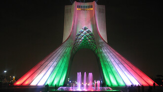 Sous l’élégance immobile de la Tour Azadi, l’Iran donne à voir une image de grandeur et d’unité. Mais derrière cette façade, l’histoire rappelle que certaines modernités ne sont que des décors, et que la démocratie, lorsqu’elle est imposée, peut n’être qu’une illusion parfaitement mise en scène