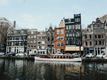 Amsterdam è famosa per le sue "case storte", edifici lunghi e stretti e leggermente "storti