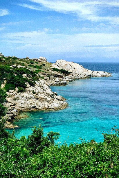 Capo Testa, vicino Santa Teresa Gallura, è un promontorio della Sardegna noto per le sue formazioni granitiche, spiagge spettacolari, acque cristalline e sentieri panoramici, ideale per escursioni e snorkeling